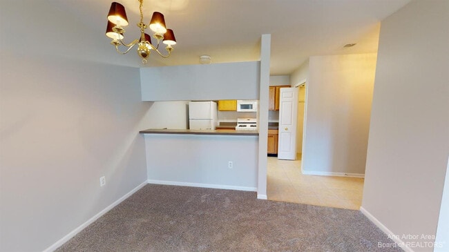 Building Photo - 2785 S Knightsbridge Cir
