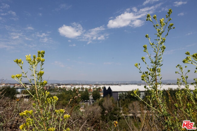 Building Photo - 7823 Kenyon Ave