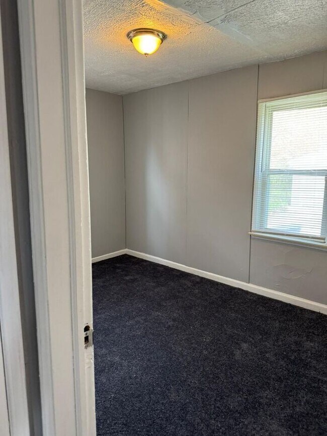 Building Photo - Detached Garage- 2 bathrooms - Section 8 Accepted !