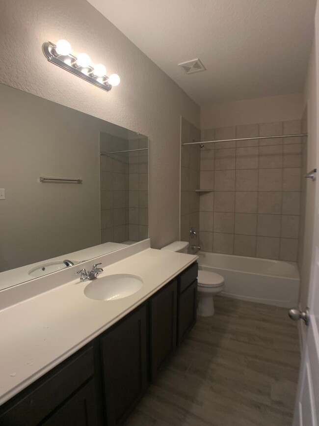 Building Photo - 4 Bedroom in Gruene Field / 1 Mile to Grue...