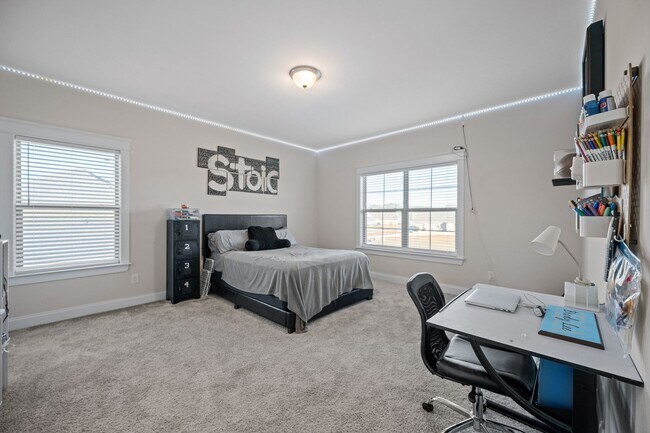 Building Photo - 5/3.5 TRULAND BUILT BEAUTY!