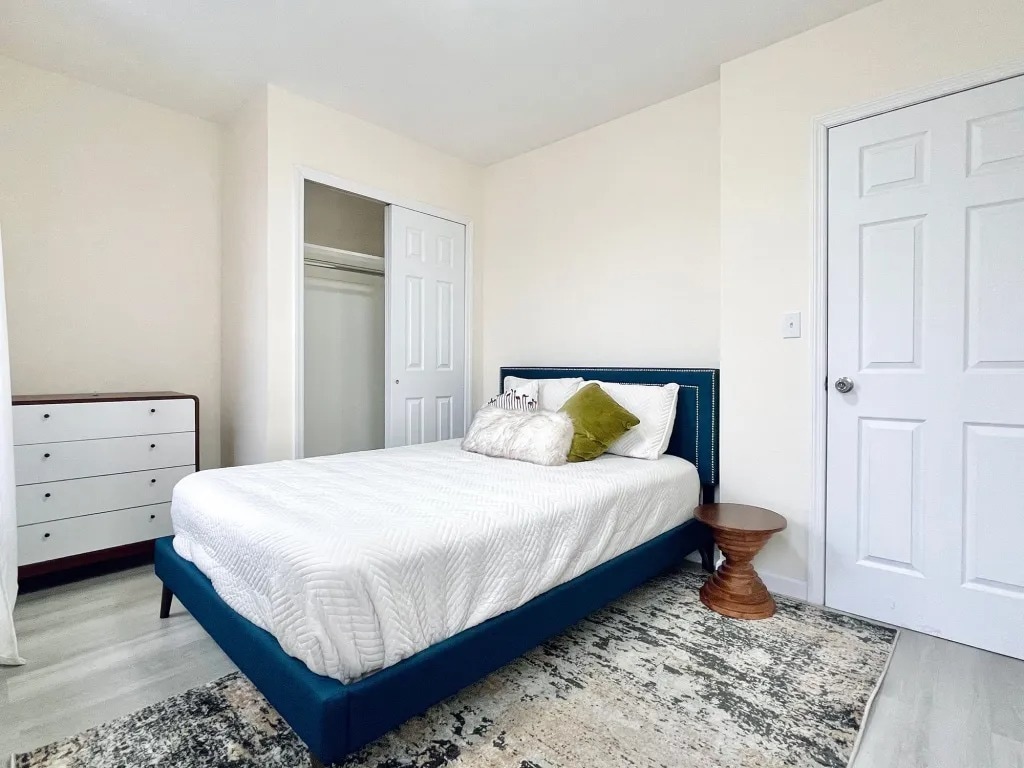 Building Photo - Furnished room/NOT APARTMENT