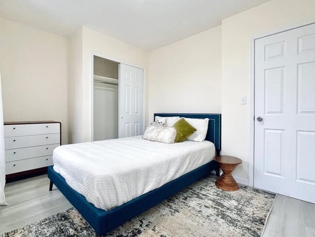 Building Photo - Furnished room/NOT APARTMENT