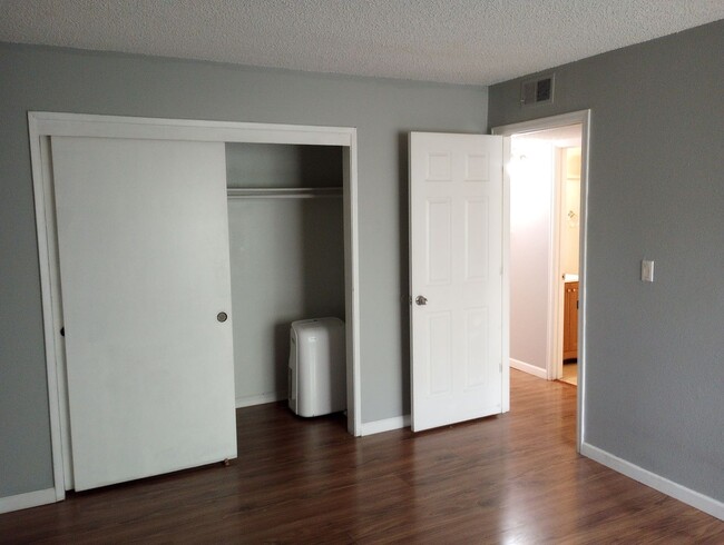 Building Photo - Cherry Creek Schools, 2 bed, 1 bath, 900 s...