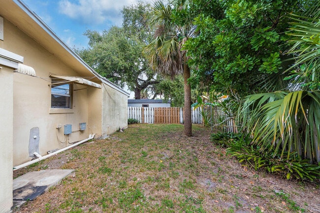 Building Photo - 8642 Sunset Dr