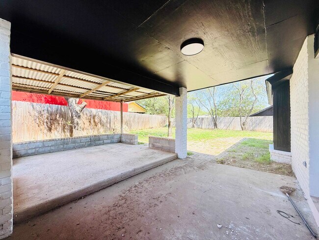Building Photo - 907 Sandy Ln