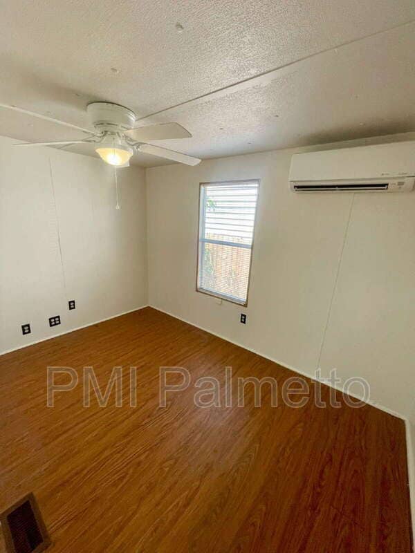 Building Photo - 106 S Witt St