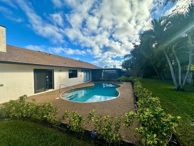 Building Photo - 4914 Acorn Dr