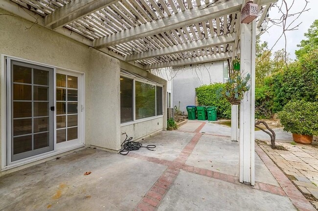 Building Photo - 27 Eden