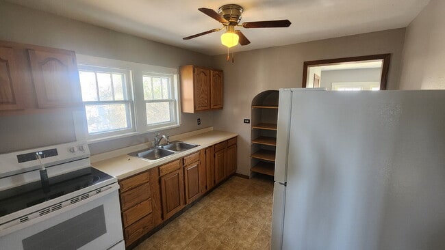 Building Photo - 2 Bedroom, 1 Bathroom Single Family Home - Available April 1st!