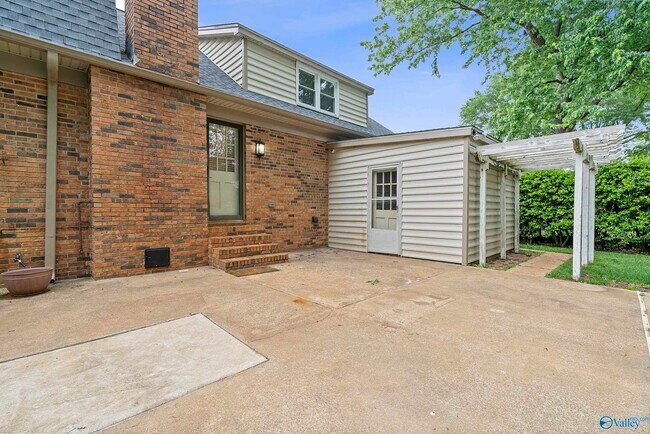 Building Photo - 818 Esslinger Rd SE