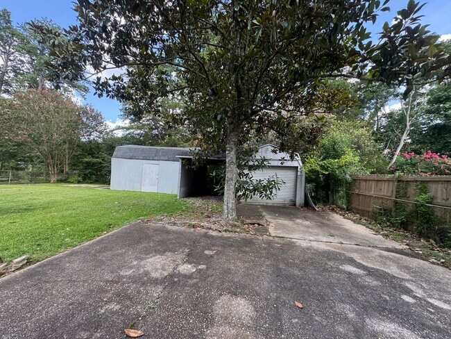 Building Photo - 1143 Lakewood Dr
