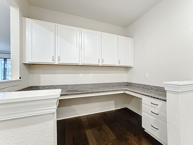 Building Photo - Executive Home with 5 bedrooms / four 1/2 ...
