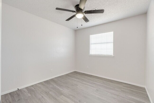 Building Photo - 11715 N Francis Ave