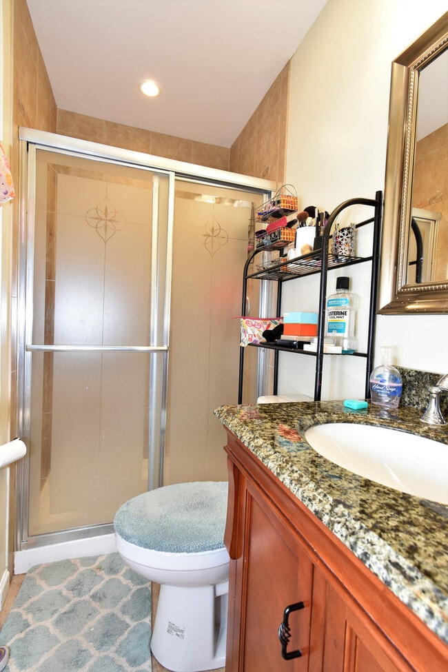 Building Photo - Fantastic 4 bedroom, 2 full bath, 2 half bath home in Close in Silver Spring!
