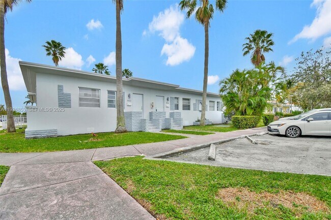 Building Photo - 1900 Calais Dr