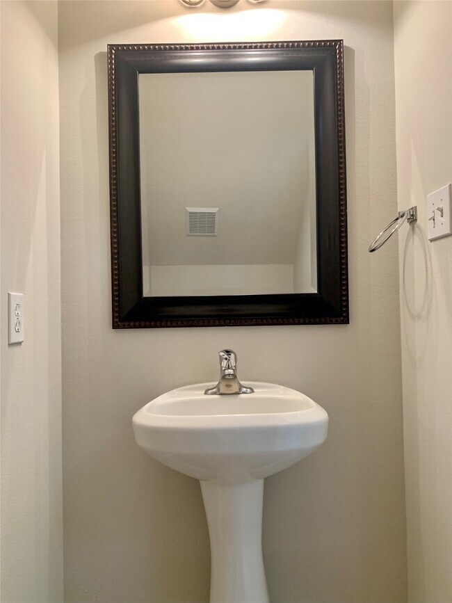 Building Photo - 11 Baccara Pl