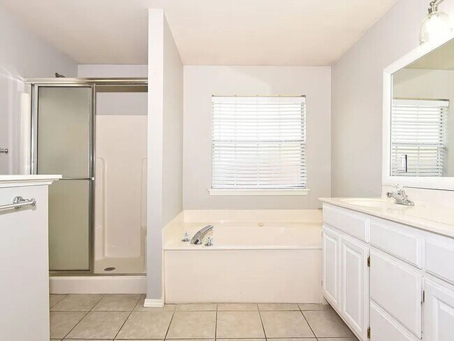 Building Photo - Beautiful 4 Bed 2.5 Bath Property in South...