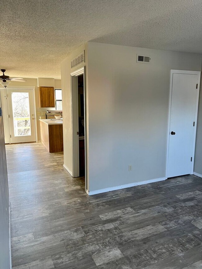 Building Photo - 618 Trojan Dr