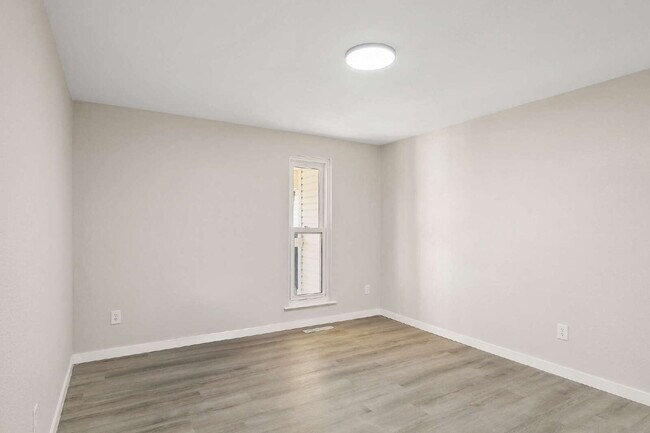 Building Photo - Updated 2 Bedroom Upstairs Apartment