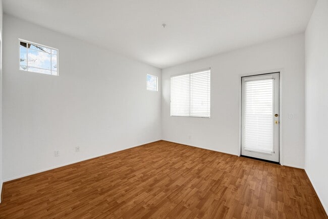 Building Photo - Adorable 2 Story 3 Bed 3 Bath Condo Gated Community