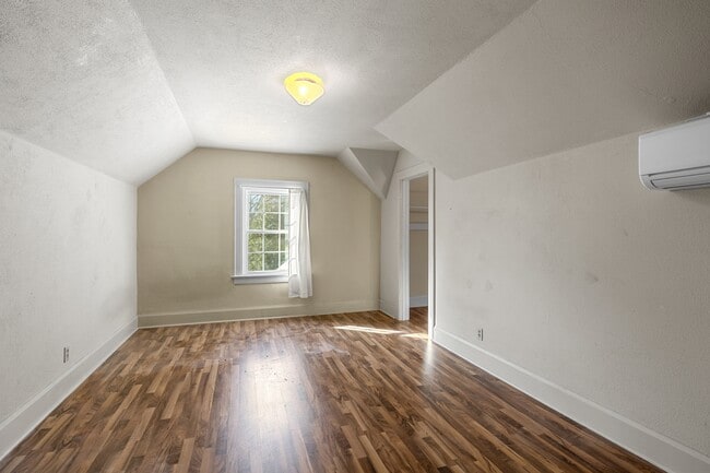 Building Photo - 2004 Hillcrest Rd