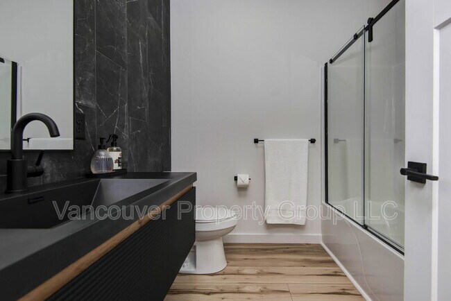 Building Photo - 5075 E Ferdinand Ct