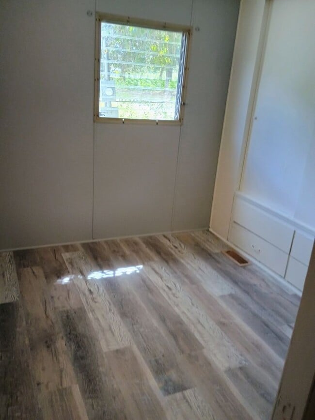 Building Photo - 2 bedroom 1 bathroom with HUGE bonus room