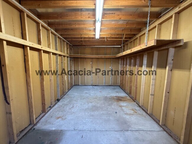 Building Photo - Three Bedroom Home