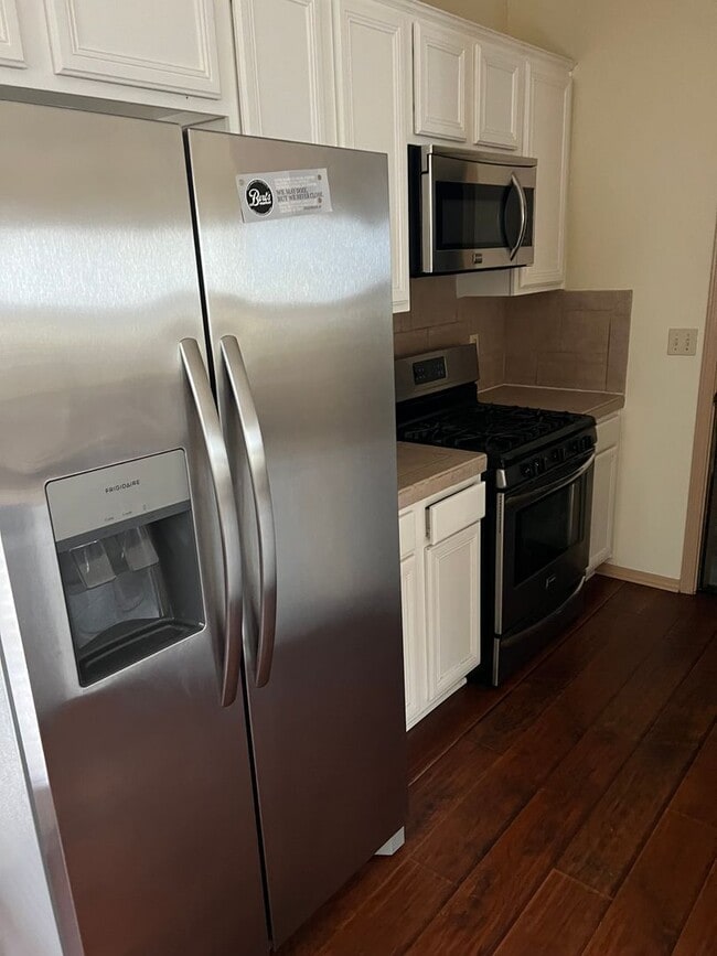 Building Photo - Spacious 3 Bedroom Home
