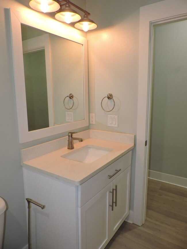 Building Photo - Easy access to interstate, shopping & downtown Pensacola!