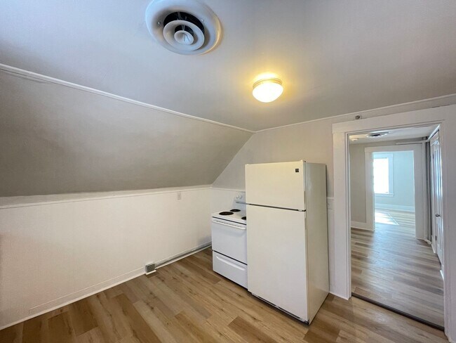 Building Photo - 98 Main St