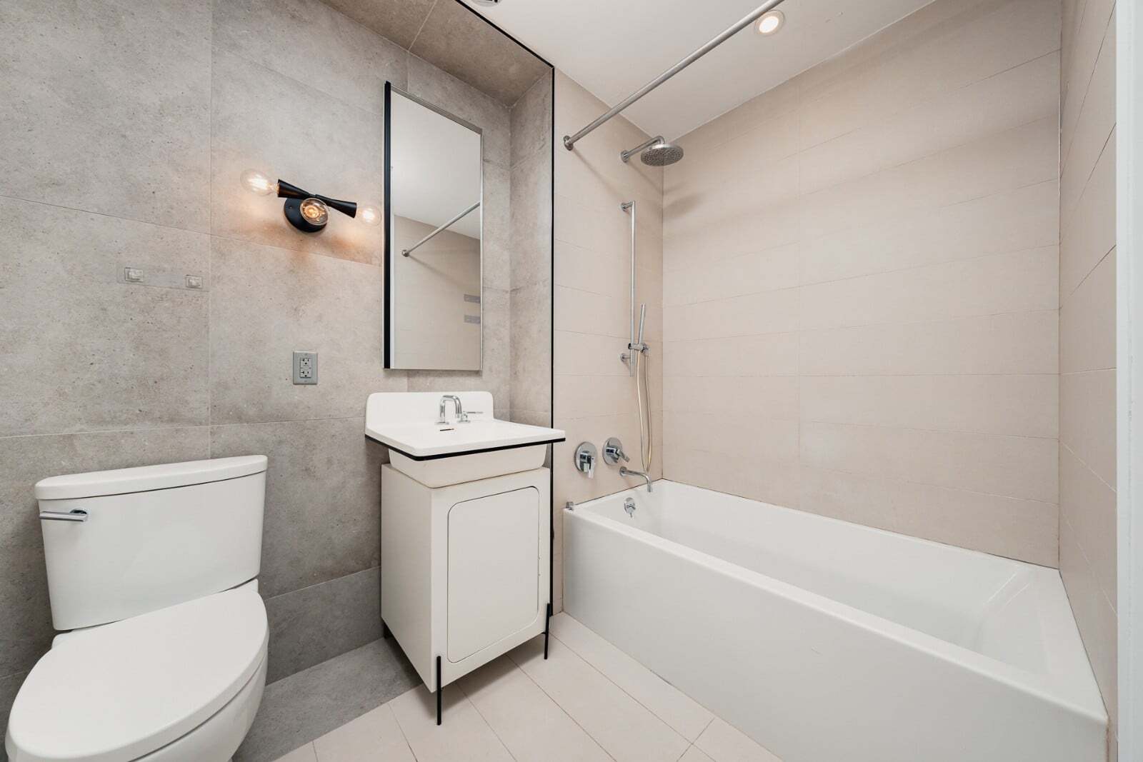 Building Photo - 123 Melrose St