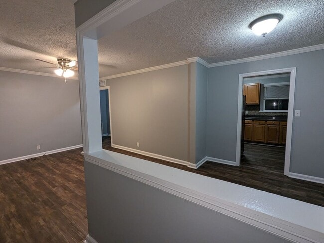 Building Photo - Remodeled, pet-friendly 2br/1ba house with...