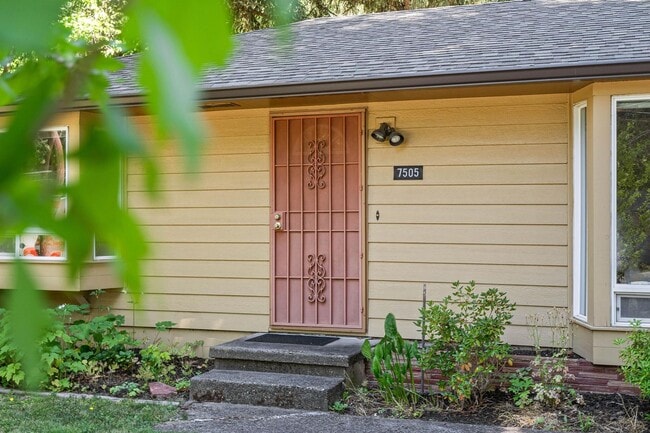Building Photo - Charming, retro 2-bdrm/2-bath ranch w/ lar...