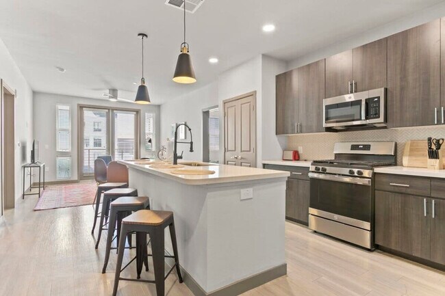 Building Photo - 390 N 2nd Ave