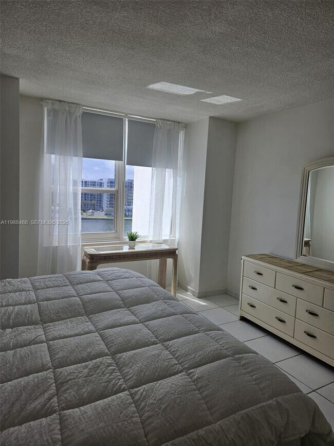 Building Photo - 3505 S Ocean Dr
