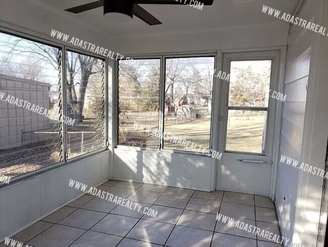 Building Photo - GORGEOUS 3 Bed 2 Bath House in Merriam-Ava...
