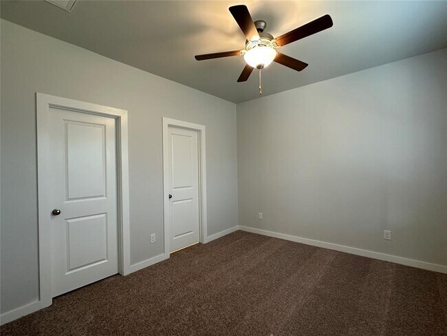 Building Photo - 17030 Oak Dr