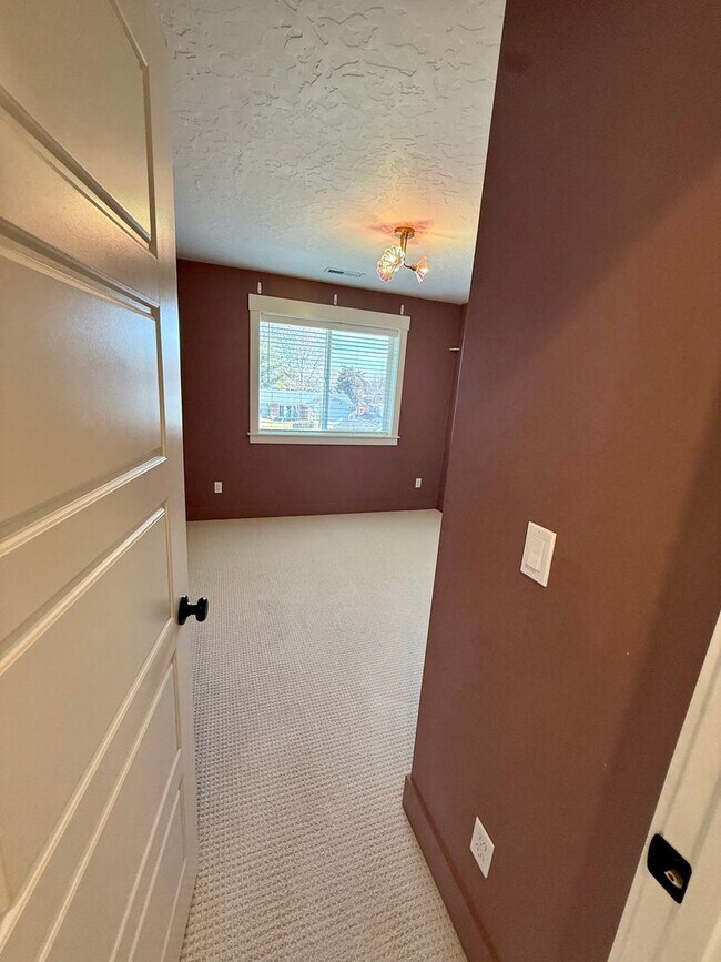 Building Photo - Welcome to this stunning newer home located in the vibrant city of Nampa, ID