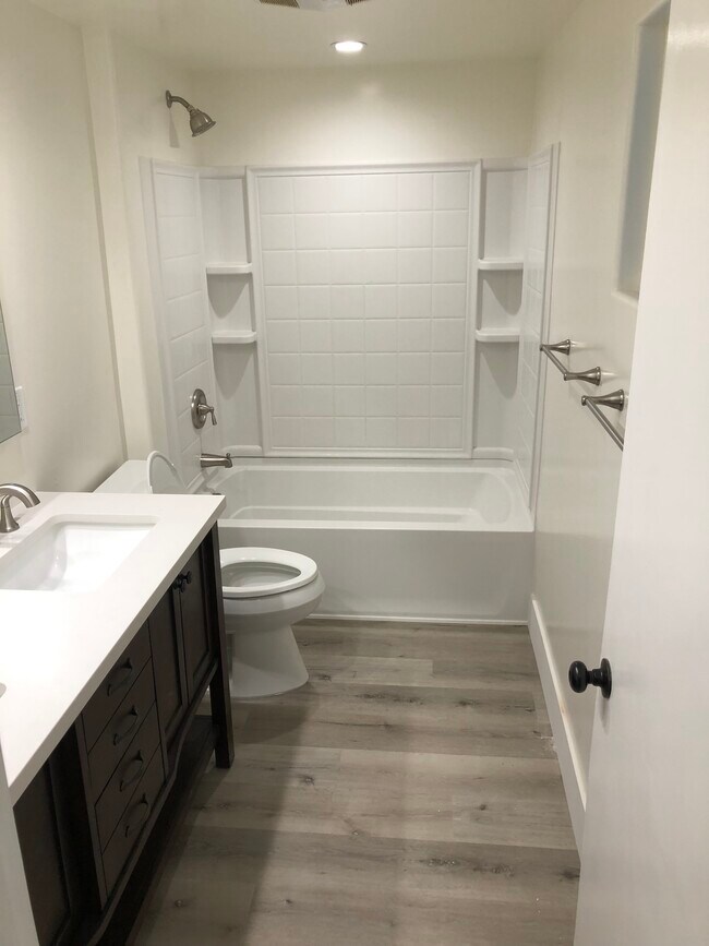 Master Bathroom - 4202 Mesa St