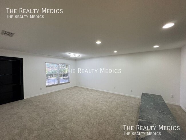 Building Photo - 1328 Karok St