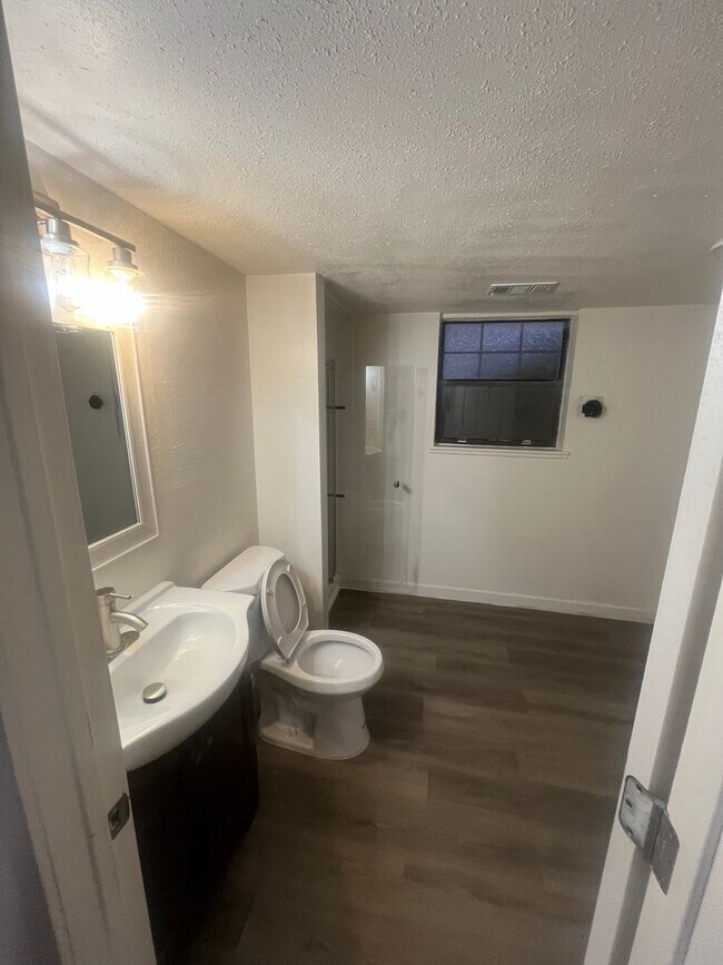 Building Photo - Available Now-4BR/2BA SINGLE FAMILY HOME