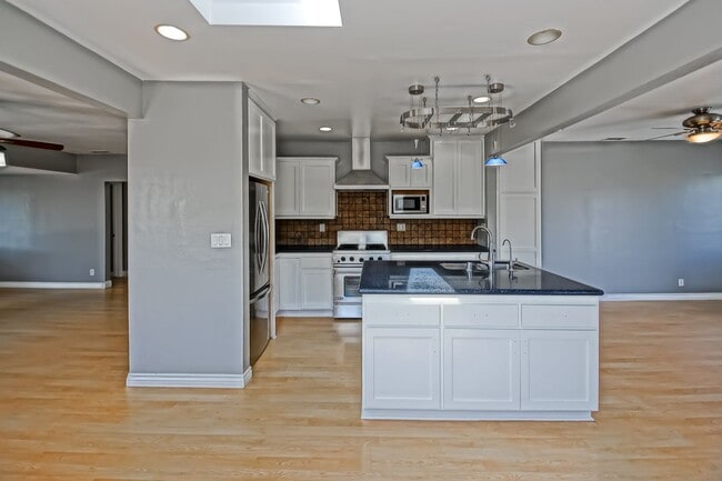 Building Photo - 2809 Carlsbad St