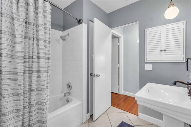 Building Photo - 2732 Valencia Dr