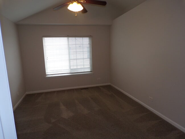 Building Photo - 583 S Parkside Dr