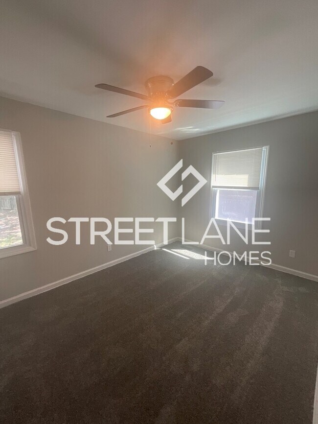 Building Photo - 1/2 MONTHS RENT FREE WITH A SIGNED LEASE B...