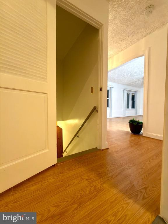 Building Photo - 905 W Poplar Rd