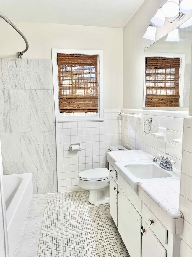 Building Photo - 4647 Loyola Dr