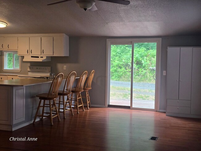 Building Photo - 2 bedroom outside of town!
